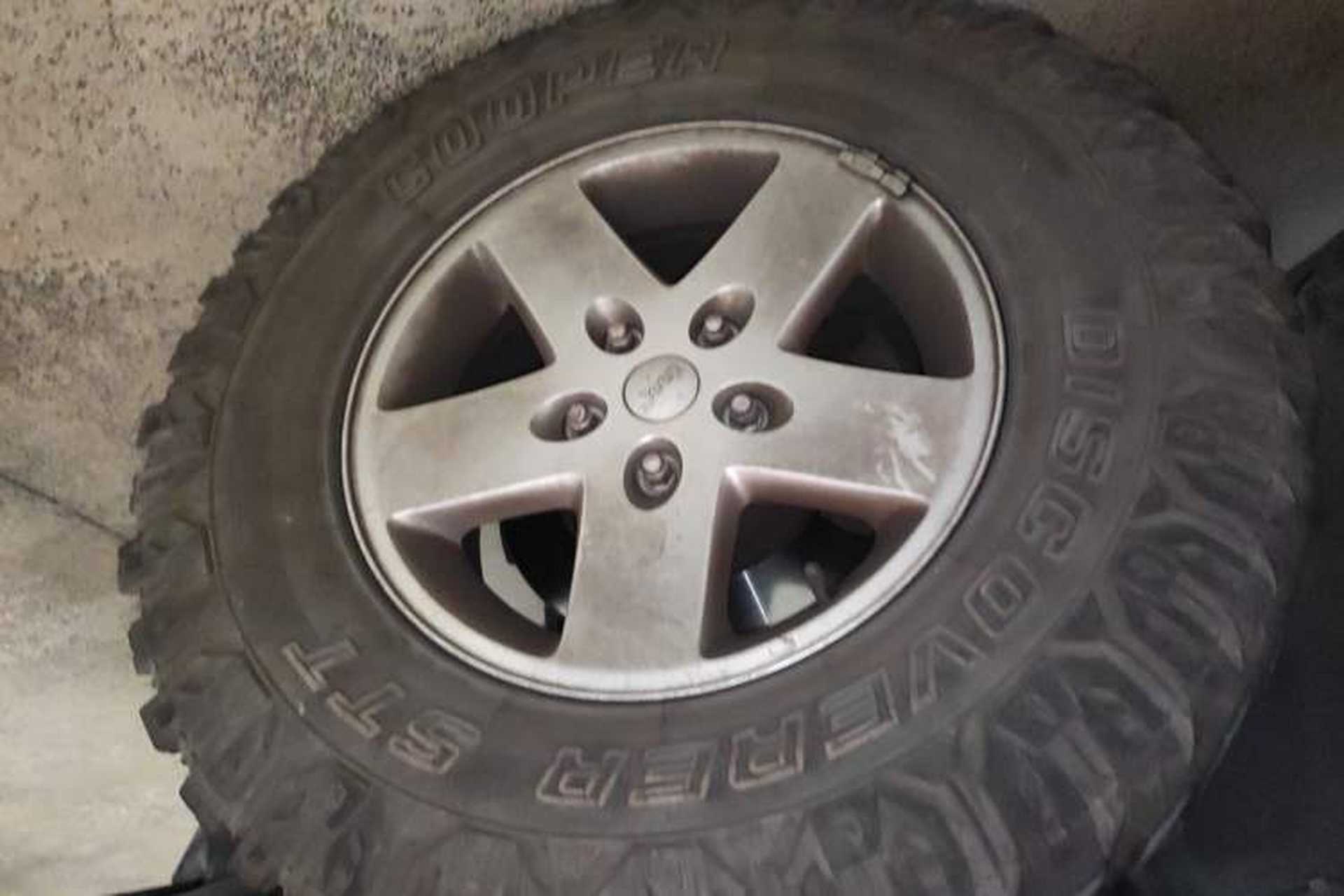 Used Jeep Wrangler 2014 3.0L Sahara Four-Door Edition Right Front Wheel Hub