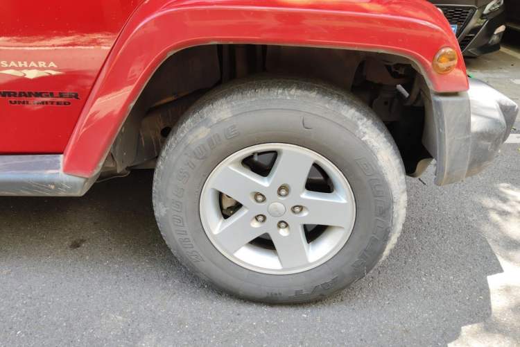 Used Jeep Wrangler 2014 3.0L Sahara Four-Door Edition Right Front Wheel Hub