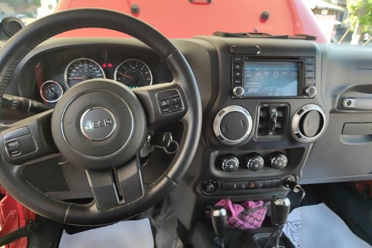 Used Jeep Wrangler 2014 3.0L Sahara Four-Door Edition Steering Wheel