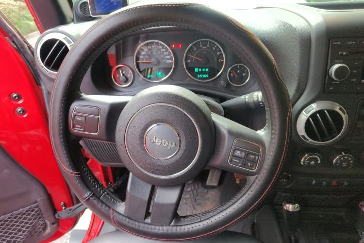 Used Jeep Wrangler 2014 3.0L Sahara Four-Door Edition Steering Wheel