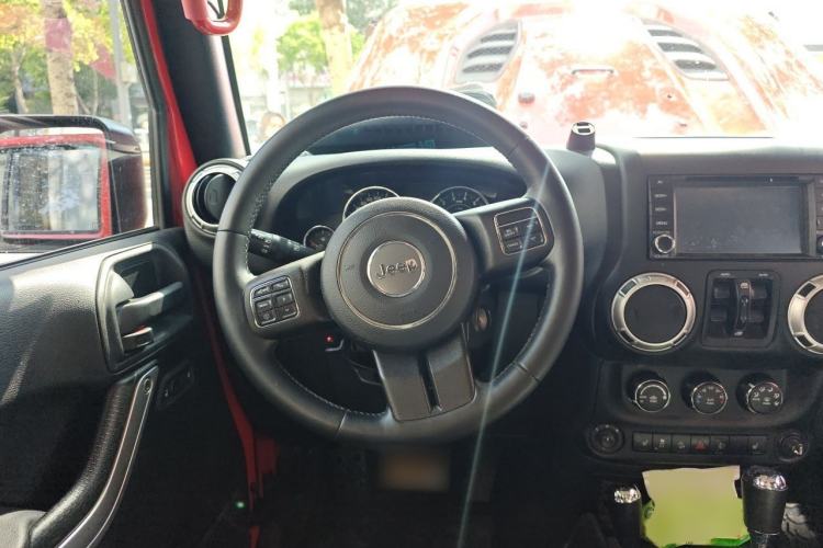 Used Jeep Wrangler 2014 3.0L Sahara Four-Door Edition Steering Wheel