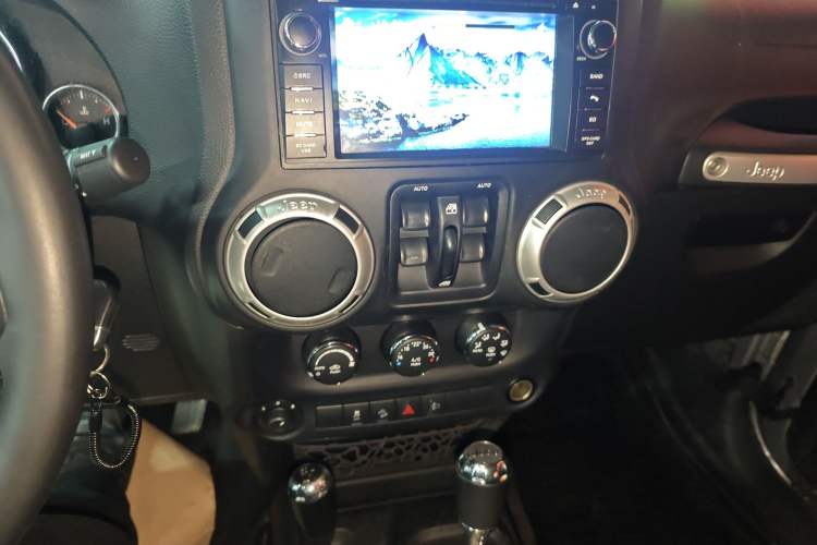 Used Jeep Wrangler 2014 2.8TD Sahara Four-Door Edition Audio And AC Panel