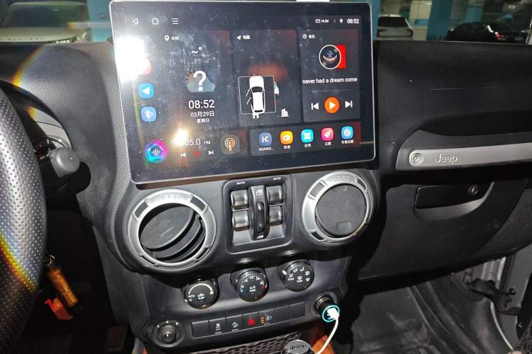 Used Jeep Wrangler 2014 3.0L Sahara Four-Door Edition Audio And AC Panel