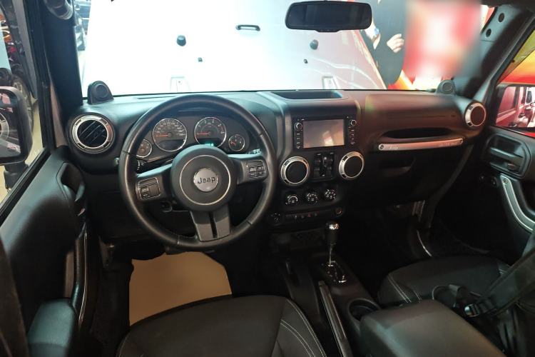 Used Jeep Wrangler 2014 2.8TD Sahara Four-Door Edition Center Console