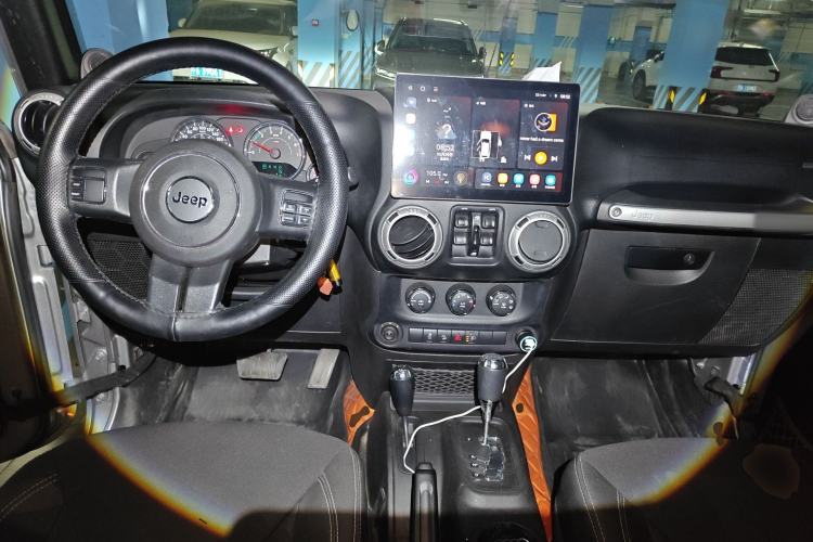 Used Jeep Wrangler 2014 3.0L Sahara Four-Door Edition Center Console