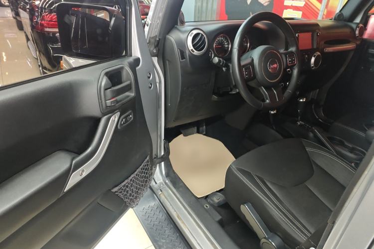 Used Jeep Wrangler 2014 2.8TD Sahara Four-Door Edition Driver Seat