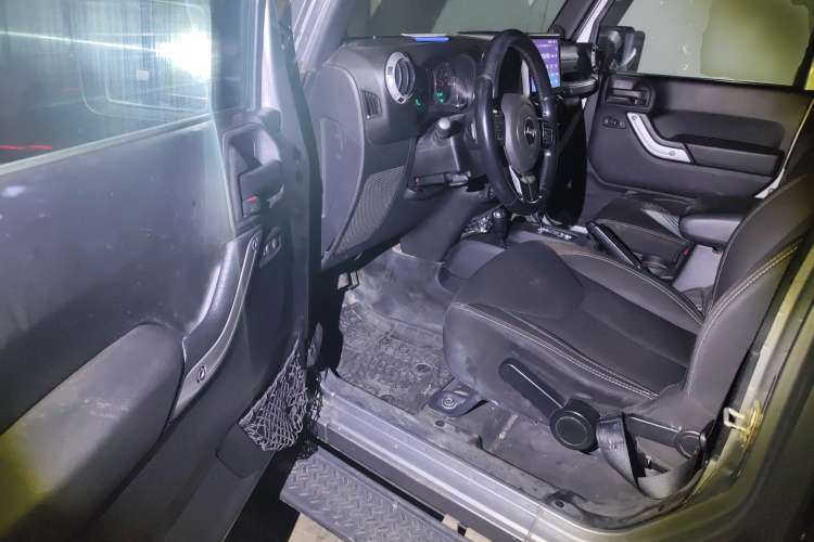 Used Jeep Wrangler 2014 2.8TD Sahara Four-Door Edition Driver Seat