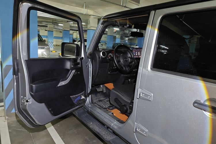 Used Jeep Wrangler 2014 3.0L Sahara Four-Door Edition Driver Seat