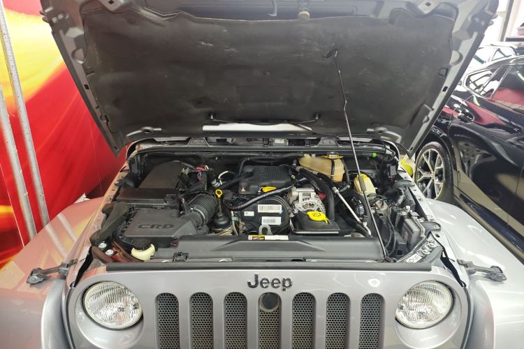 Used Jeep Wrangler 2014 2.8TD Sahara Four-Door Edition Engine Bay