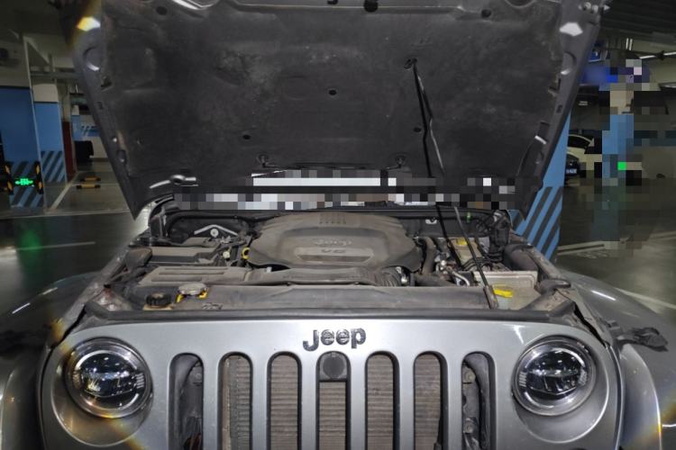 Used Jeep Wrangler 2014 3.0L Sahara Four-Door Edition Engine Bay