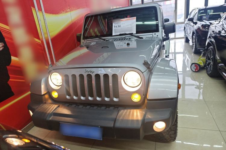 Used Jeep Wrangler 2014 2.8TD Sahara Four-Door Edition Front