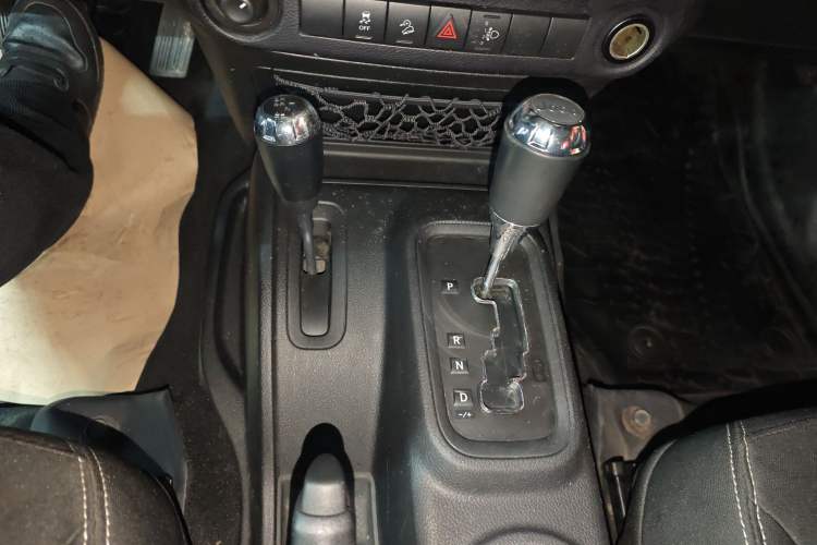 Used Jeep Wrangler 2014 2.8TD Sahara Four-Door Edition Gear Lever