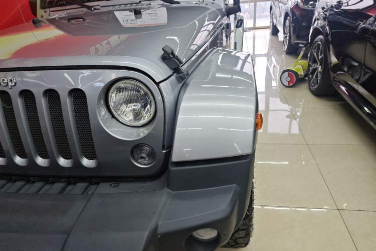Used Jeep Wrangler 2014 2.8TD Sahara Four-Door Edition Left Front Headlight