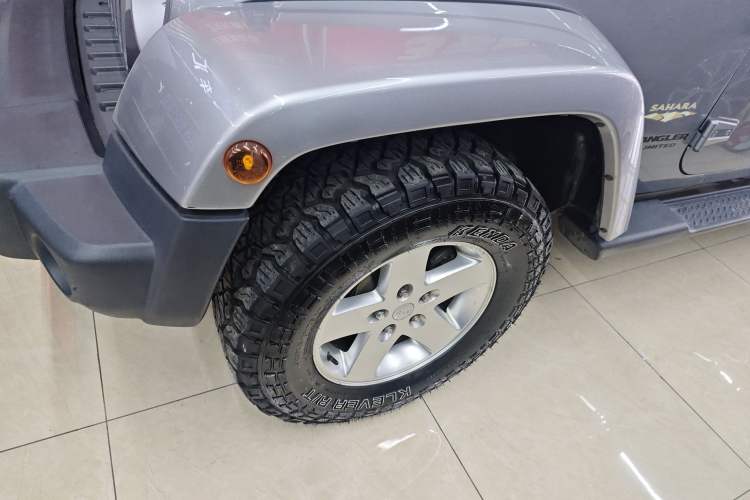 Used Jeep Wrangler 2014 2.8TD Sahara Four-Door Edition Left Front Wheel Hub