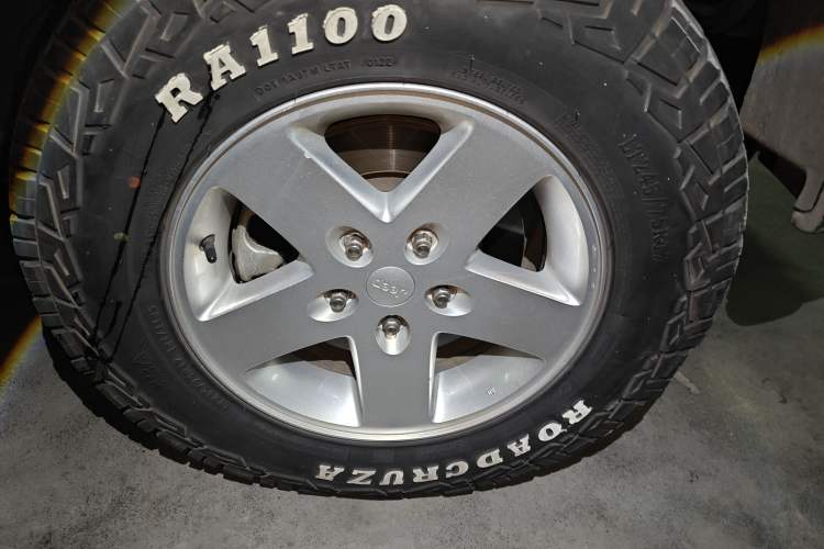 Used Jeep Wrangler 2014 3.0L Sahara Four-Door Edition Right Front Wheel Hub