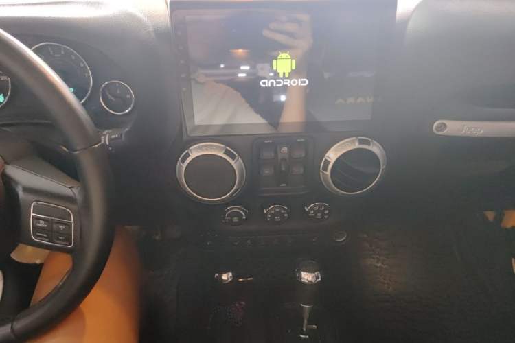 Used Jeep Wrangler 2014 3.0L Sahara Four-Door Edition Audio And AC Panel