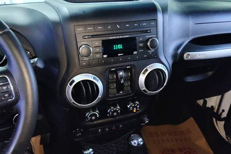 Used Jeep Wrangler 2014 2.8TD Sahara Four-Door Edition Audio And AC Panel