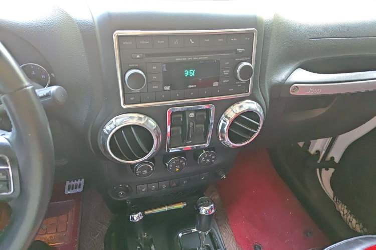 Used Jeep Wrangler 2014 3.0L Sahara Four-Door Edition Audio And AC Panel