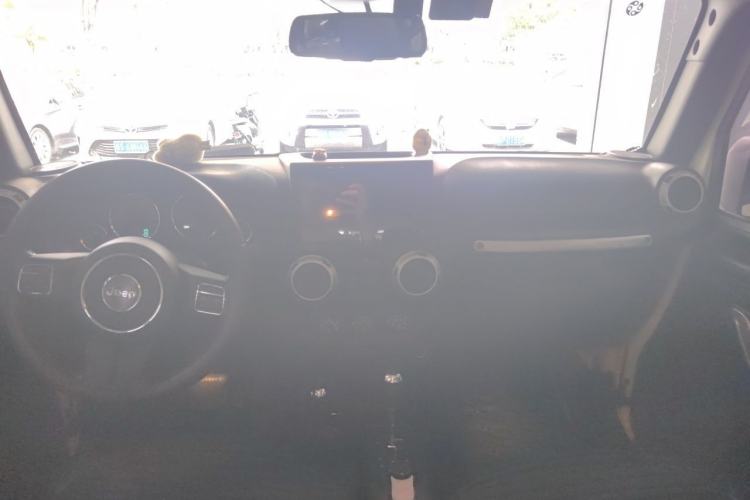 Used Jeep Wrangler 2014 3.0L Sahara Four-Door Edition Center Console