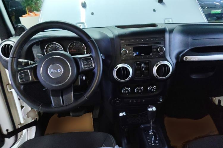Used Jeep Wrangler 2014 2.8TD Sahara Four-Door Edition Center Console