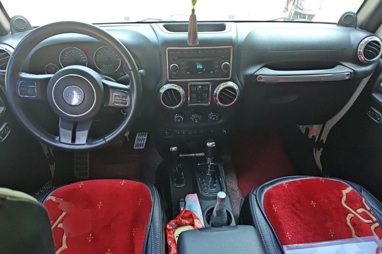 Used Jeep Wrangler 2014 3.0L Sahara Four-Door Edition Center Console