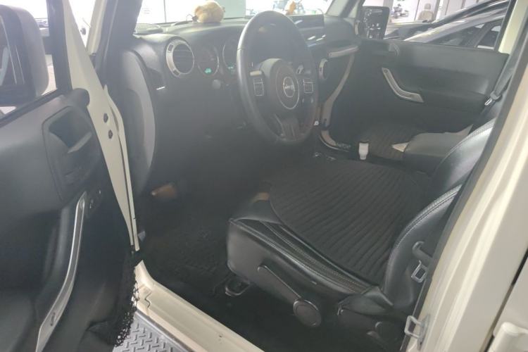 Used Jeep Wrangler 2014 3.0L Sahara Four-Door Edition Driver Seat