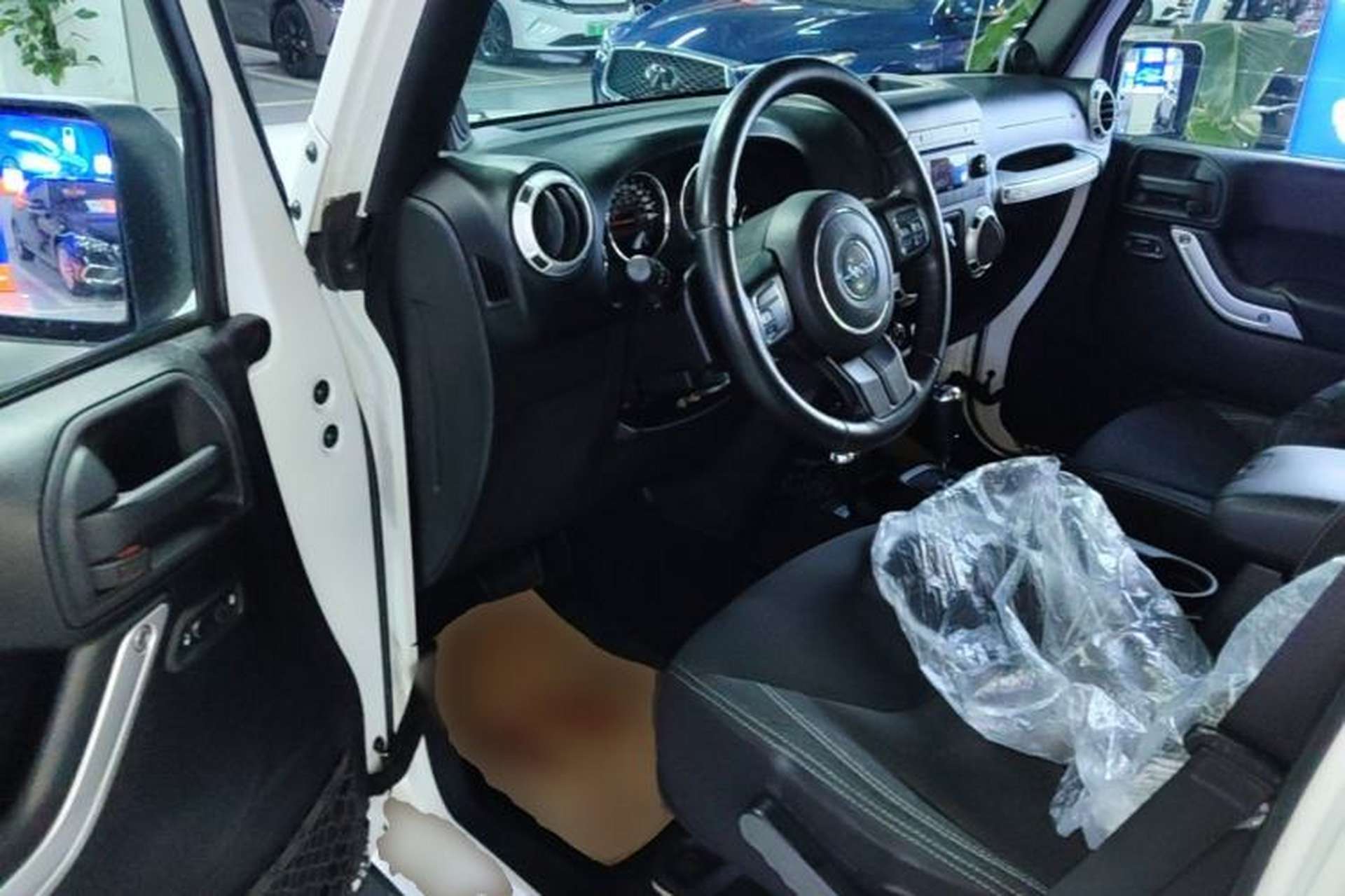 Used Jeep Wrangler 2014 2.8TD Sahara Four-Door Edition Driver Seat