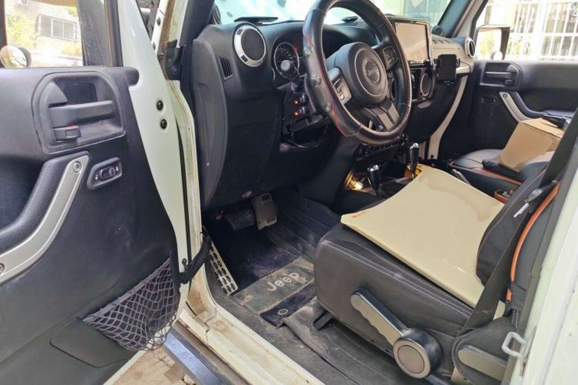 Used Jeep Wrangler 2014 3.0L Sahara Four-Door Edition Driver Seat
