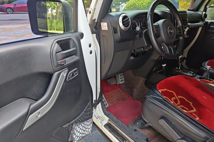 Used Jeep Wrangler 2014 3.0L Sahara Four-Door Edition Driver Seat