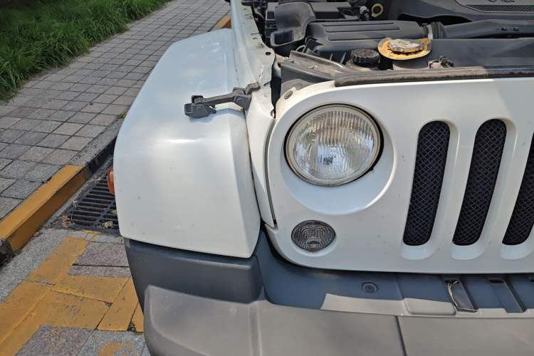 Used Jeep Wrangler 2014 3.0L Sahara Four-Door Edition Engine Bay Right