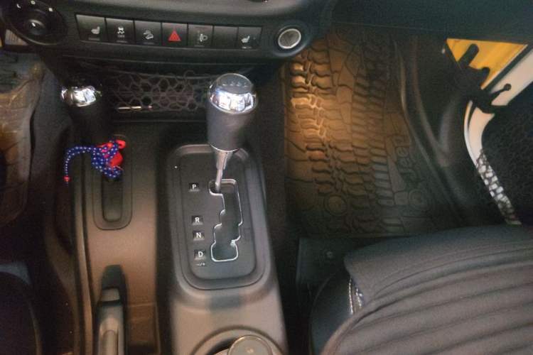 Used Jeep Wrangler 2014 3.0L Sahara Four-Door Edition Gear Lever