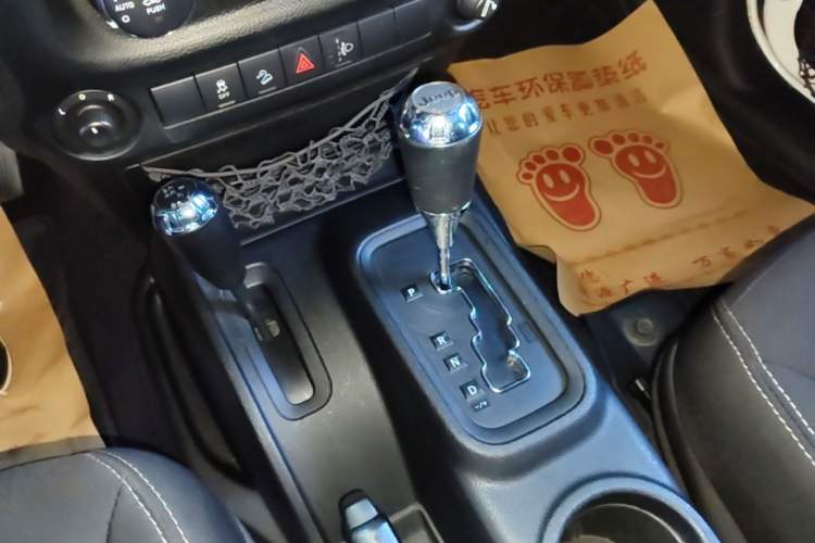 Used Jeep Wrangler 2014 2.8TD Sahara Four-Door Edition Gear Lever