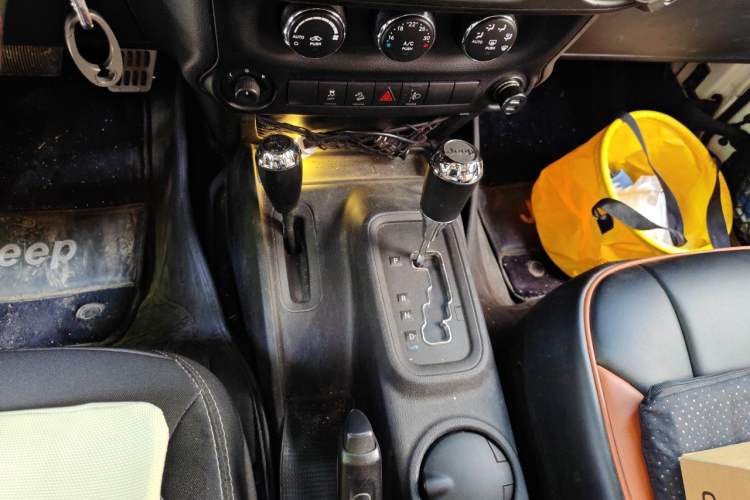 Used Jeep Wrangler 2014 3.0L Sahara Four-Door Edition Gear Lever
