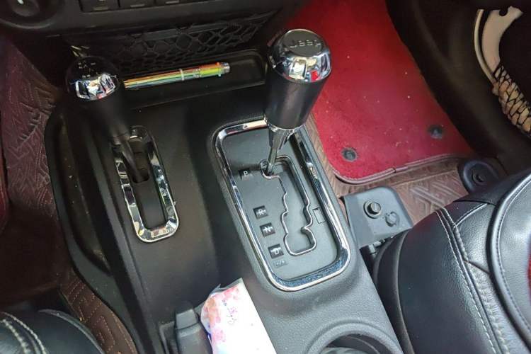 Used Jeep Wrangler 2014 3.0L Sahara Four-Door Edition Gear Lever