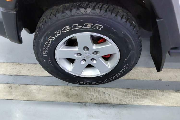 Used Jeep Wrangler 2014 2.8TD Sahara Four-Door Edition Left Front Wheel Hub