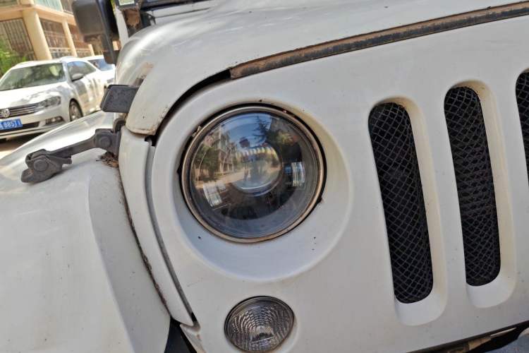 Used Jeep Wrangler 2014 3.0L Sahara Four-Door Edition Right Front Headlight