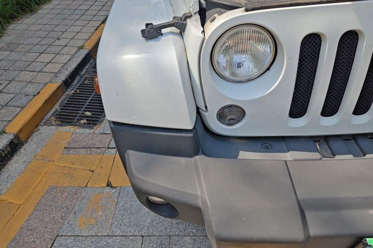 Used Jeep Wrangler 2014 3.0L Sahara Four-Door Edition Right Front Headlight