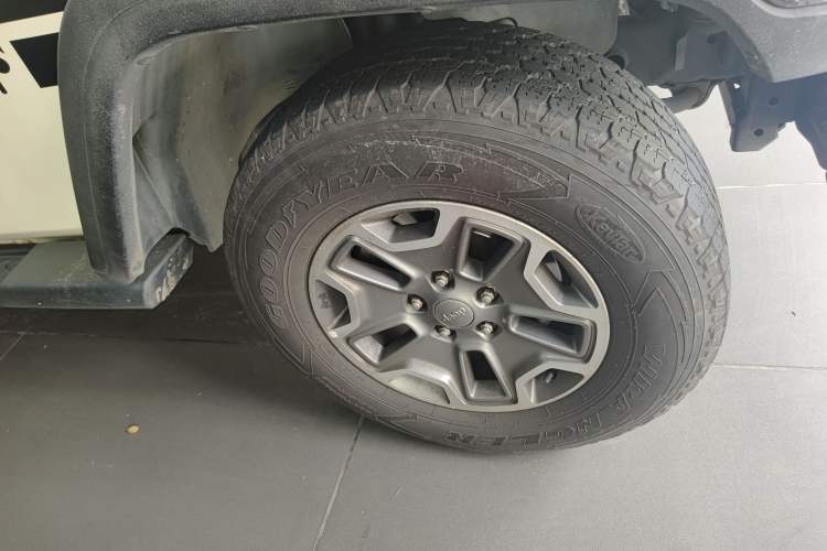 Used Jeep Wrangler 2014 3.0L Sahara Four-Door Edition Right Front Wheel Hub
