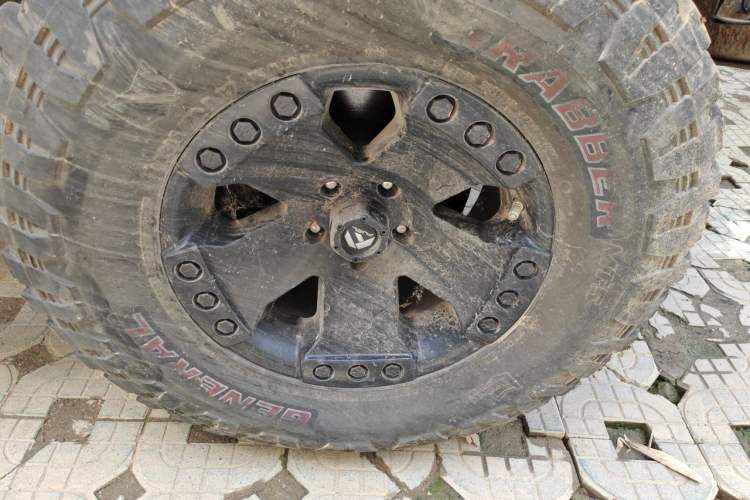 Used Jeep Wrangler 2014 3.0L Sahara Four-Door Edition Right Front Wheel Hub