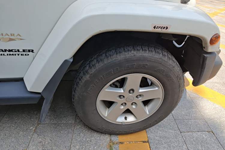 Used Jeep Wrangler 2014 3.0L Sahara Four-Door Edition Right Front Wheel Hub