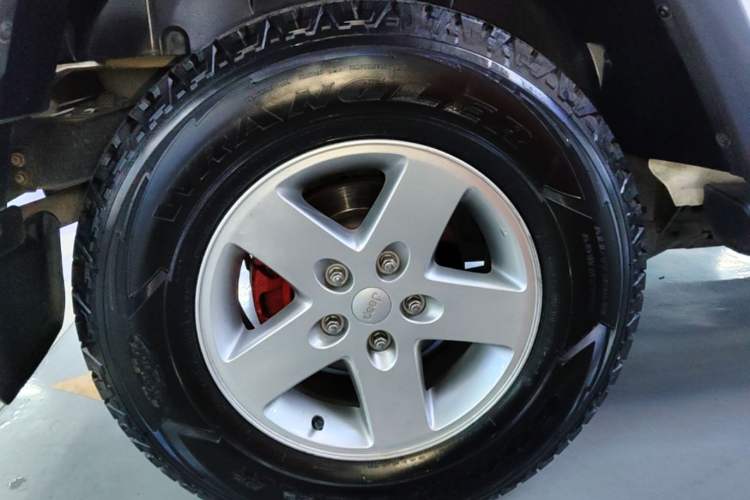 Used Jeep Wrangler 2014 2.8TD Sahara Four-Door Edition Right Rear Wheel Hub