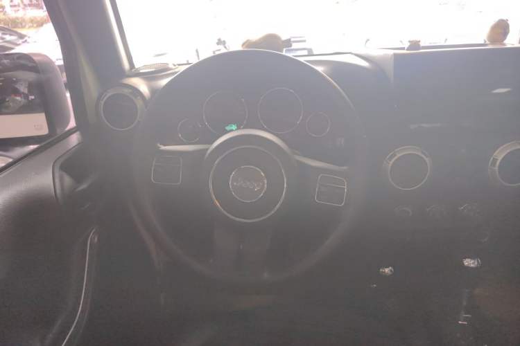 Used Jeep Wrangler 2014 3.0L Sahara Four-Door Edition Steering Wheel