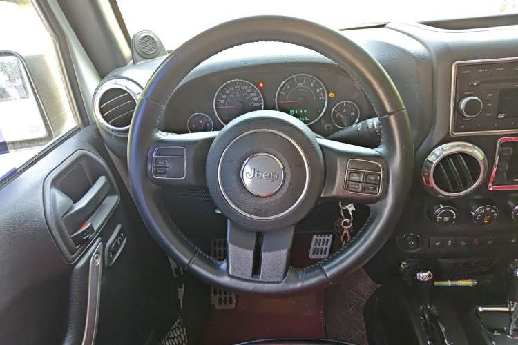 Used Jeep Wrangler 2014 3.0L Sahara Four-Door Edition Steering Wheel