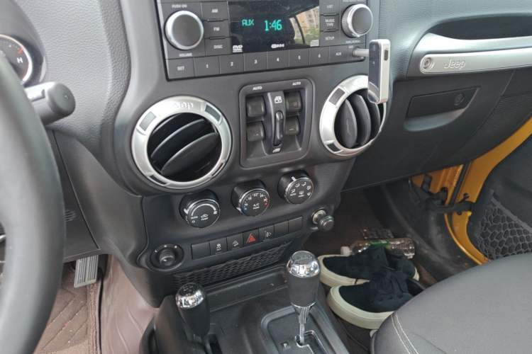 Used Jeep Wrangler 2014 3.0L Sahara Four-Door Edition Audio And AC Panel