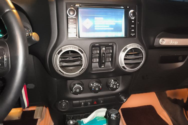 Used Jeep Wrangler 2014 3.0L Sahara Four-Door Edition Audio And AC Panel
