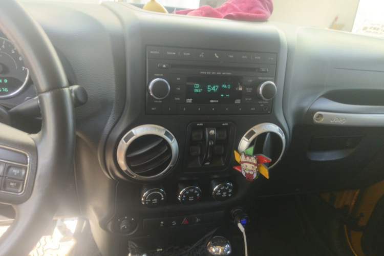 Used Jeep Wrangler 2014 3.0L Sahara Four-Door Edition Audio And AC Panel