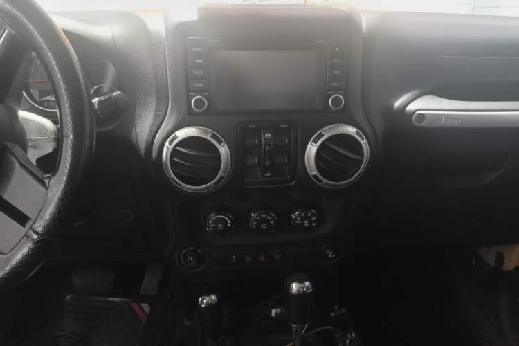 Used Jeep Wrangler 2014 3.0L Sahara Four-Door Edition Audio And AC Panel