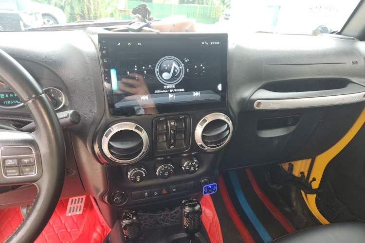 Used Jeep Wrangler 2014 2.8TD Sahara Four-Door Edition Audio And AC Panel
