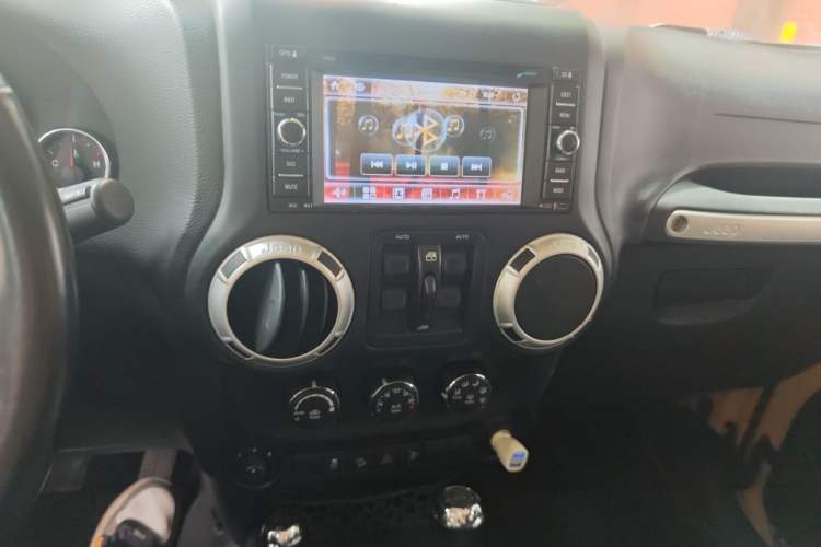 Used Jeep Wrangler 2014 3.0L Sahara Four-Door Edition Audio And AC Panel