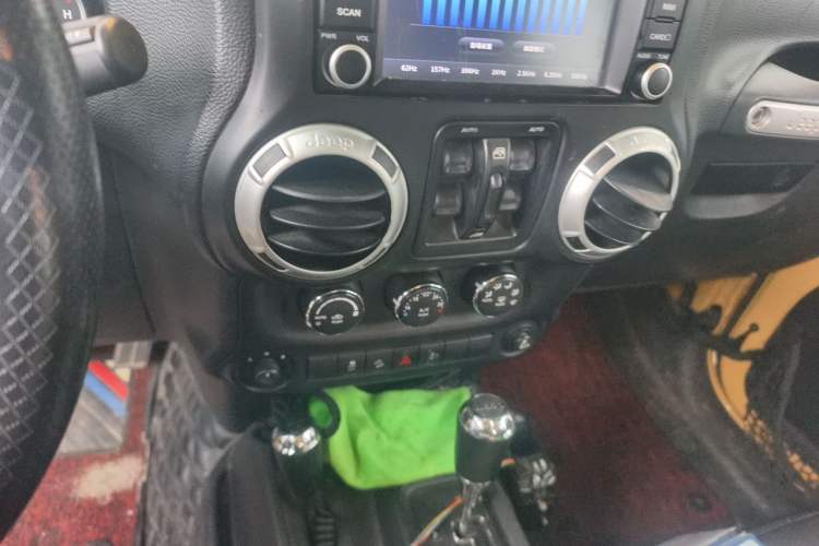 Used Jeep Wrangler 2014 3.0L Sahara Four-Door Edition Audio And AC Panel
